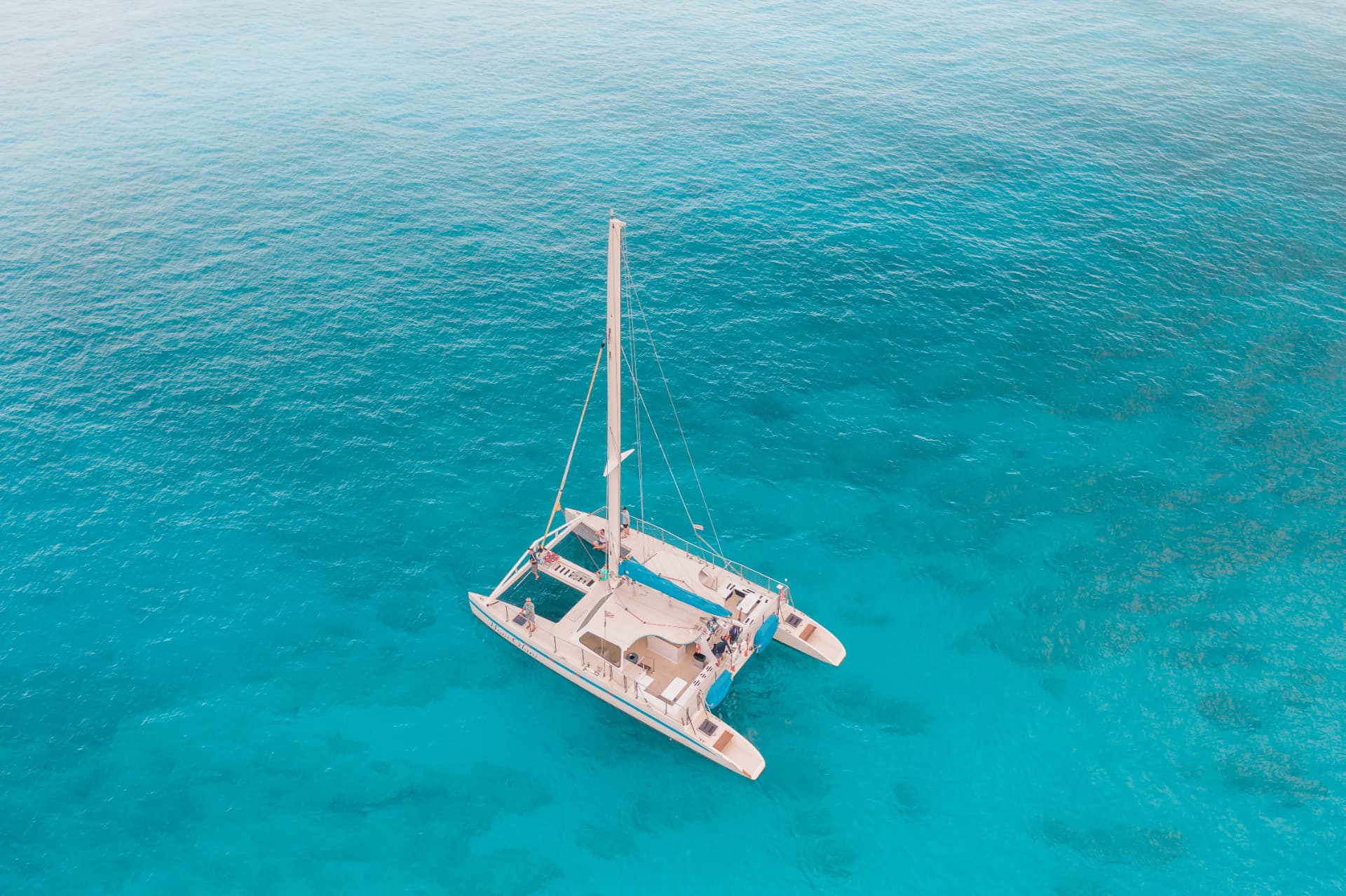 Passeio de Catamarã na Ilha do Sal em águas turquesa