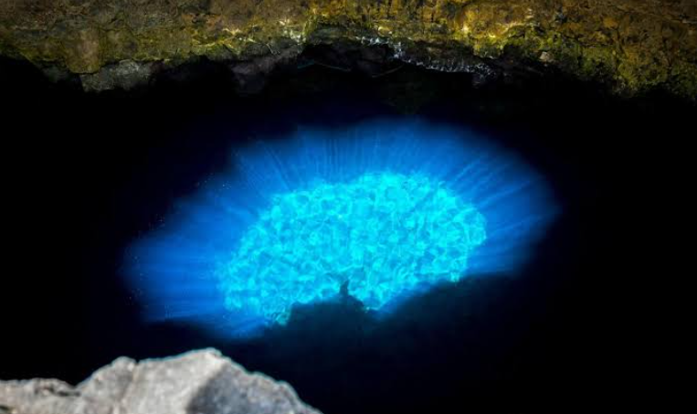 Olho Azul na Buracona, Ilha do Sal, iluminado pelo sol dentro da gruta