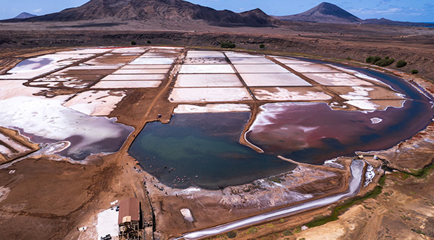 Vista das Salinas de Pedra de Lume na Ilha do Sal