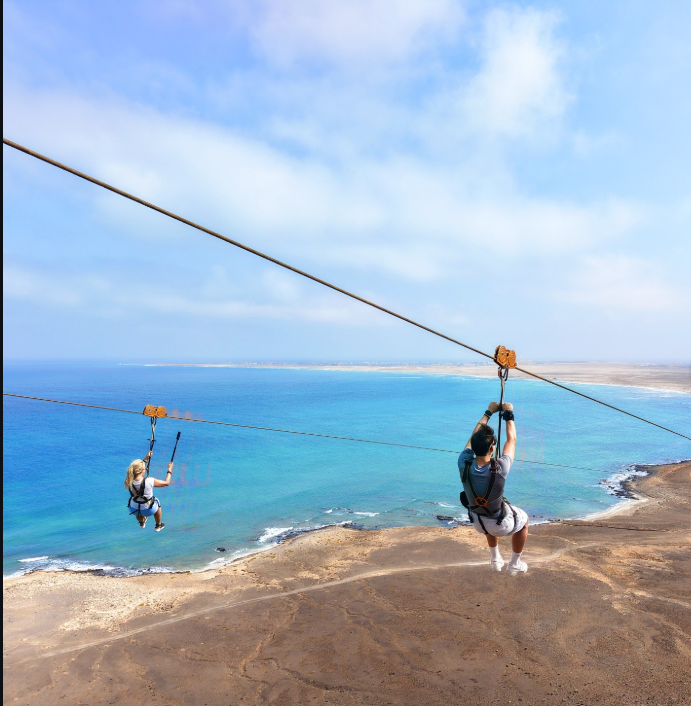 Zipline sobre a costa rochosa da Ilha do Sal